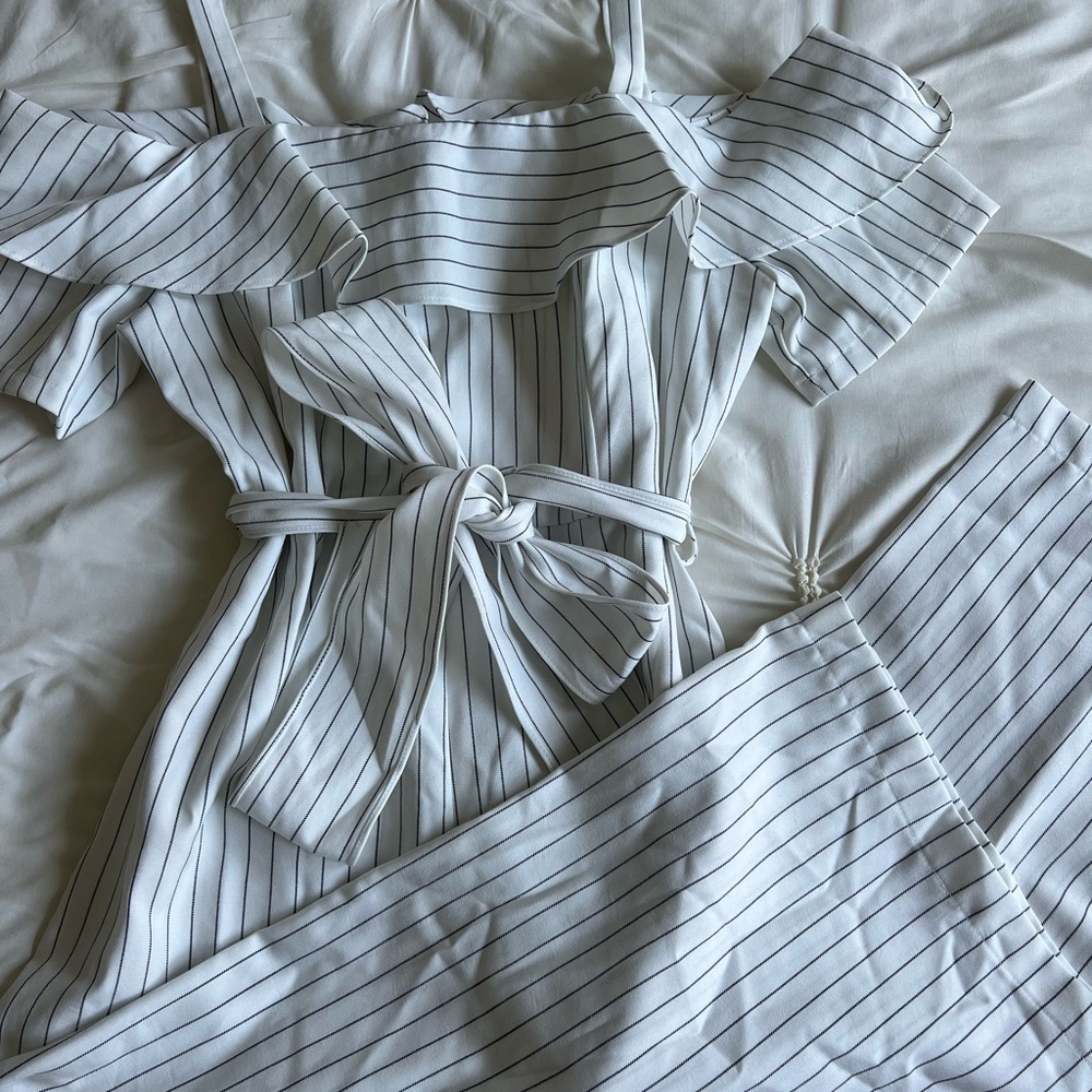 Essue White Striped Off-Shoulder Jumpsuit